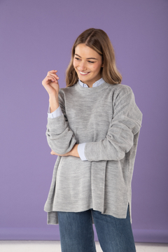 Sweater amplio con cuello a la base y mangas caídas. En hilo de lana viscosa color gris.