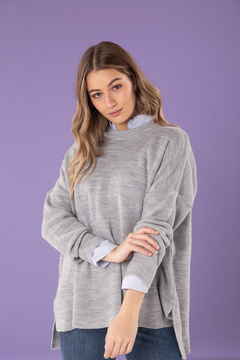 Sweater amplio con cuello a la base y mangas caídas. En hilo de lana viscosa color gris.