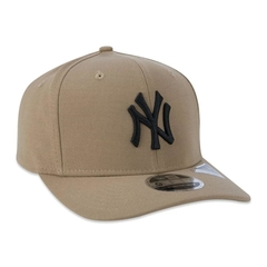 Boné New Era 9FIFTY Stretch Snap Snapback MLB New York Yankees Aba Curva Cáqui - comprar online