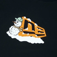 Camiseta New Era Regular Snow Flag Core Preto na internet