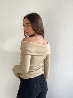 REMERA OFF SHOULDER MORLEY FRIZADO - ALDANA en internet