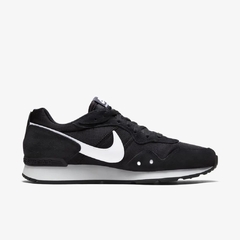 TENIS NIKE VENTURE RUNNER CK2944 05/2022 PRETO/BCO - HARTY CALÇADOS