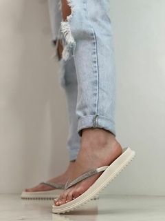 CHINELO STRASS HARTY CALCADOS 09/2022 BK13 OFF WHITE/CRISTAL - loja online