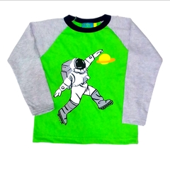 remera verde astronauta