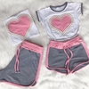 Conjunto shorts cinza e blusinha coração rosa mãe e filha