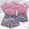 Conjunto shorts cinza e blusinha rosa simbolo mãe e filha