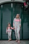 Conjunto moletinho cinza com faixa em detalhes rosa neon mãe e filha