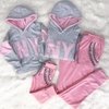 Conjunto Moletinho NY Rosa claro e cinza, calça pedraria mãe e filha