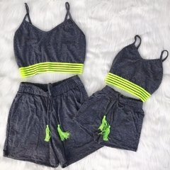 conjunto shorts chumbo cropped detalhe neon verde mãe e filha