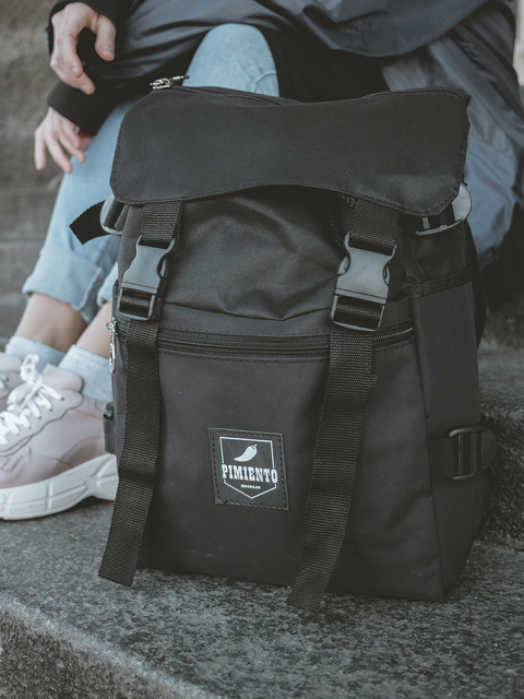 Mochila negra impermeable urbana