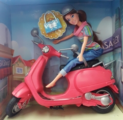 Muñeca con moto scooter y accesorio en caja - comprar online