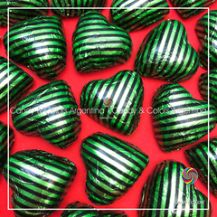 10 un. Bombones de chocolate suizo en forma de corazón relleno de dulce de leche envuelto en papel metalizado - verde y negro rayado