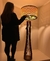 Luminária de Chão Madeira Cúpula Palha Leve - Juliana Baczynski Iluminação Decorativa