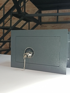 Caja fuerte con código electrónico, oculta con llave empotrada