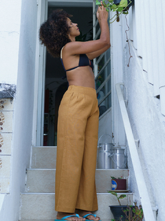 Pantalona Praia Linho Caramelo - Marca De Biquini - Feita para a mulher real, que valoriza suas marcas.