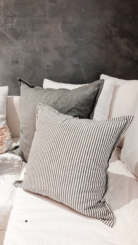 Almohadon Negro con Raya Blanca