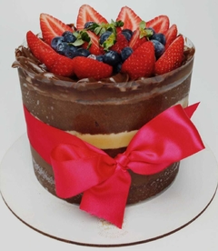Chocolate com Frutas Vermelhas (Naked Cake) - Fantiela Bolos e Doces