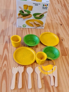 Jogo de Mesa e Talheres com Copos - PlanToys - Pequeno Benedito