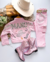 Conjunto de calça e jaqueta rosa com franjas personalizada com o nome da criança