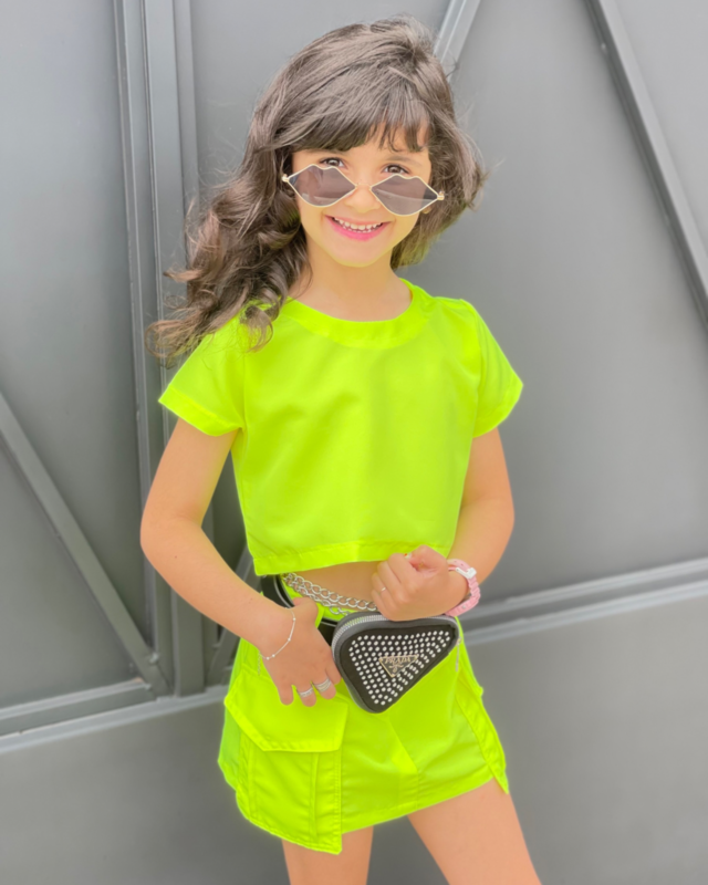 Conjunto de saia cargo e blusa neon