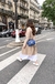 mulher em Paris usando bolsa azul