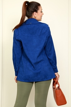 29327-CAMISA JAQUETA OVERSIZED NO VELUDO COTELÊ AZUL ROYAL - comprar online