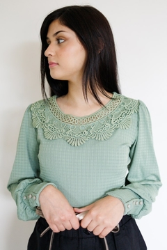 30142-BLUSA MALHA CANELADA VERDE COM RENDA