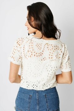 30999-BLUSA LASIE OFF WHITE COM REGATA na internet