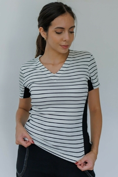 30592-BLUSA MALHA LISTRADA EM OFF WHITE E PRETO COM DETALHE EM SENSORIALE PRETO - Loja Clara Assis