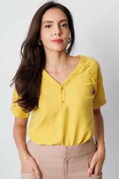 30623-BLUSA RAYON MIX E VOIL BORDADO AMARELO - Loja Clara Assis