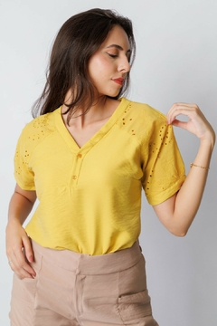 30623-BLUSA RAYON MIX E VOIL BORDADO AMARELO na internet