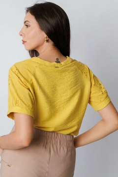 30623-BLUSA RAYON MIX E VOIL BORDADO AMARELO - comprar online