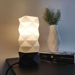 DECA | Lámpara de mesa - TANK Fábrica de Diseño