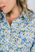 Camisa Flowers celeste en internet