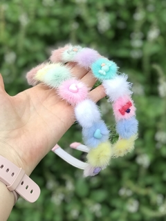 Tiara pompom pelúcia coração e balinha - comprar online