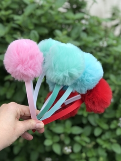 Tiara pompom pelúcia