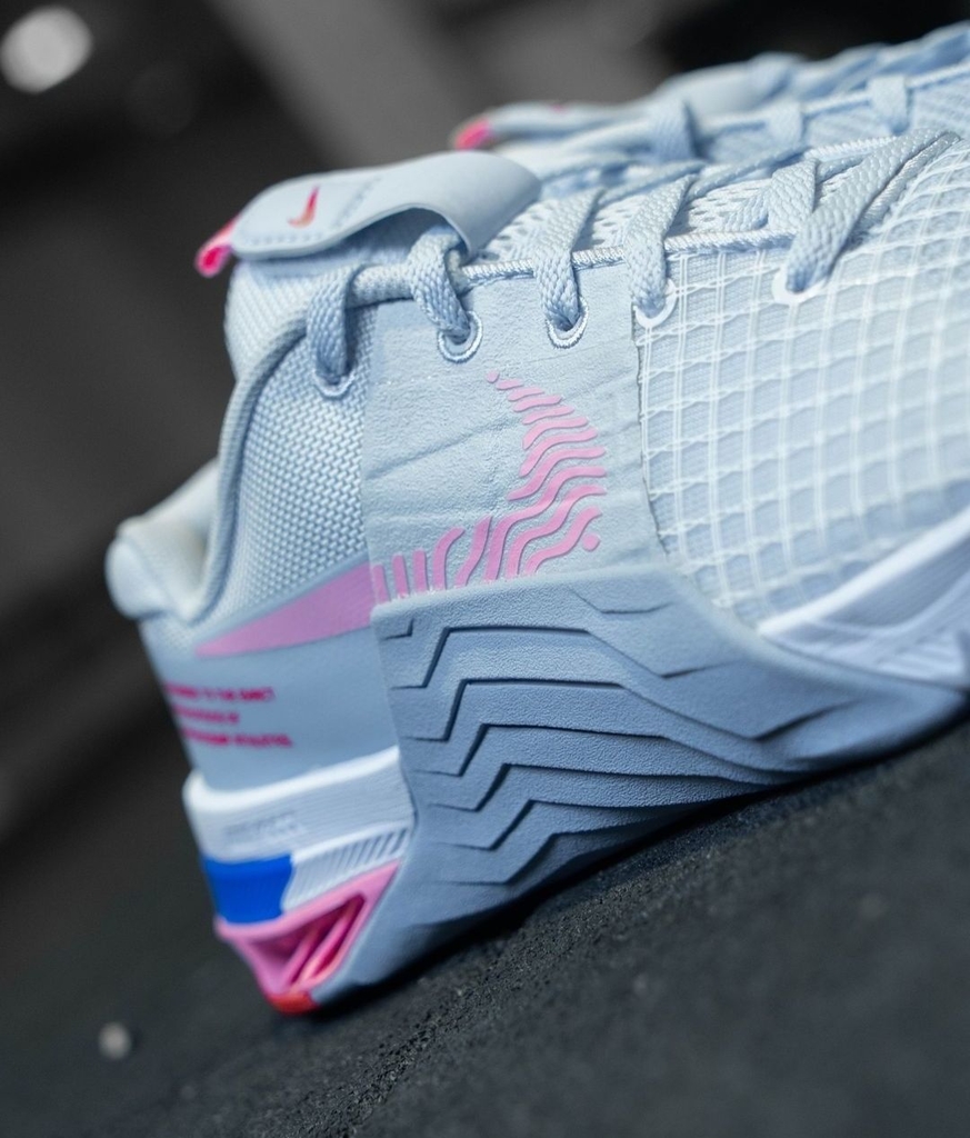 Nike gris y rosa top