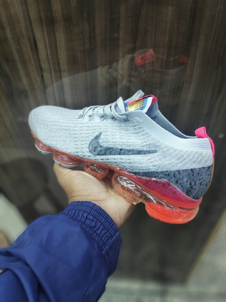 Vapormax cinza e laranja 2025