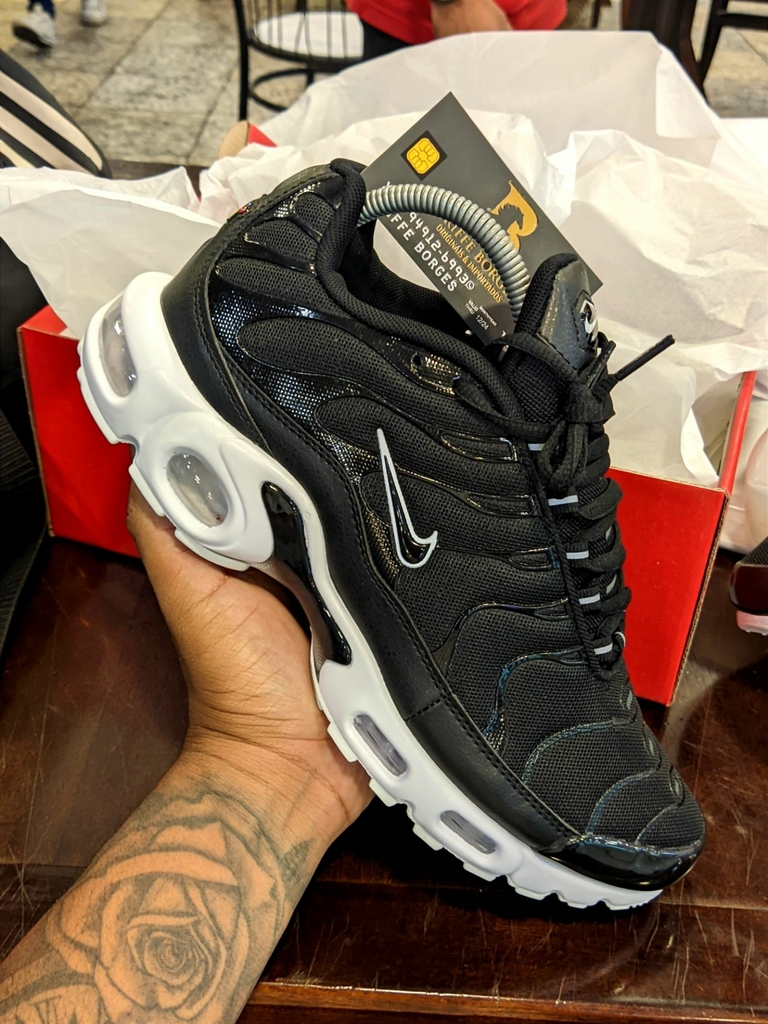 Nike preto com store sola branca