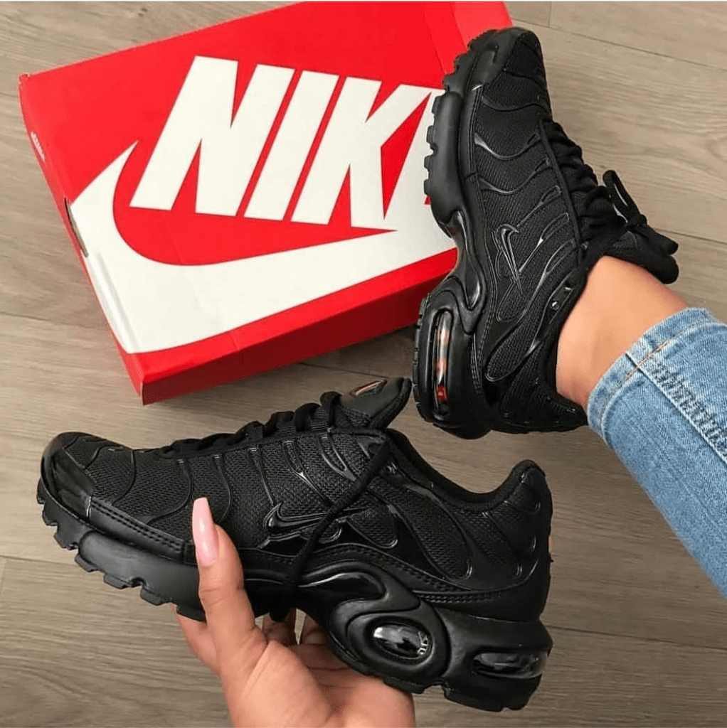 Nike tn plus all black top