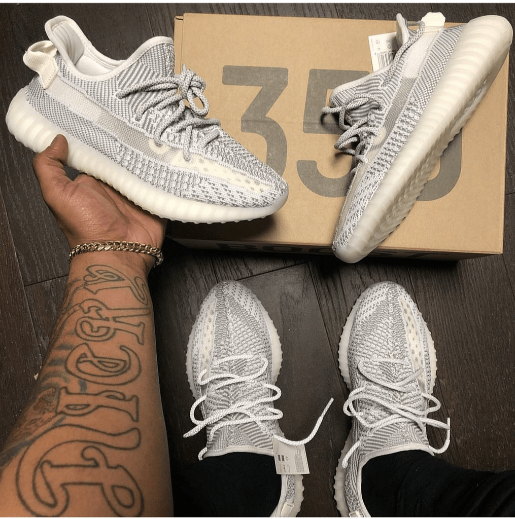 Yeezy boost no pé best sale