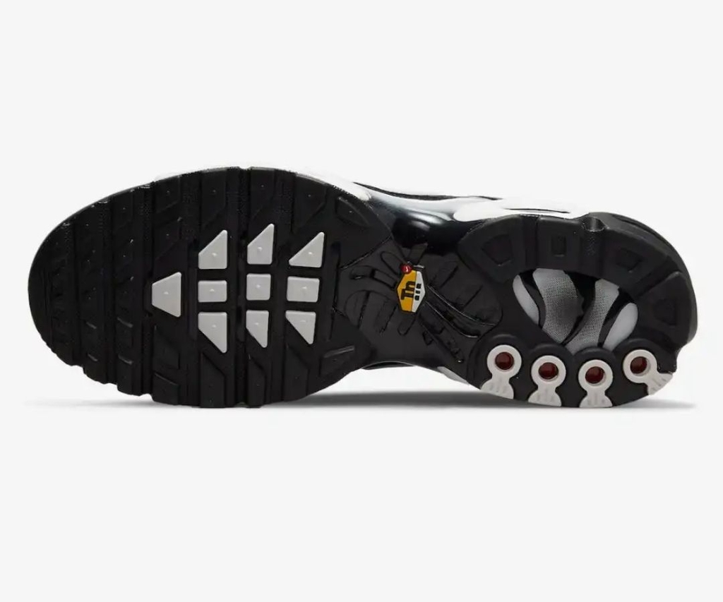 Nike air max plus tn black metallic silver 2025