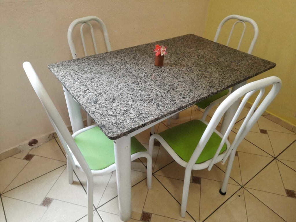 Mesa de cozinha retangular 4 cadeiras de ferro tubular branco com estofados  verde em Corino pedra