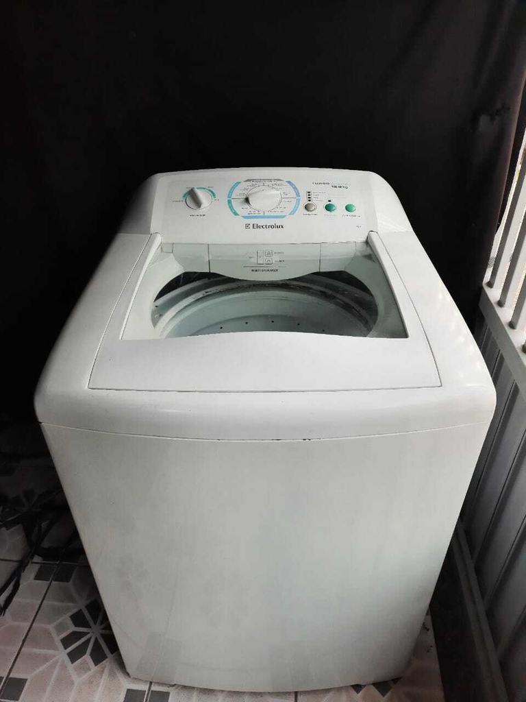 Máquina de Lavar Roupas Electrolux turbo Economia 12 Kg painel de botões