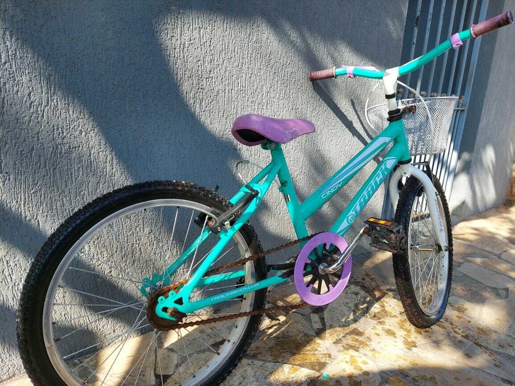 BICICLETA INFANTIL COM CESTINHA ROXO E VERDE ÁGUA ARO 20 USADA