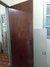 porta de madeira com fechadura e ferrulho