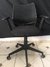 cadeira de  escritório na cor  preto com  tela / red  com encosto  fixo  regulagem de  altura   com  braços e  regulagem  nos  braços