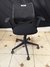 cadeira de  escritório na cor  preto com  tela / red  com encosto  fixo  regulagem de  altura   com  braços e  regulagem  nos  braços na internet