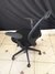 cadeira de  escritório na cor  preto com  tela / red  com encosto  fixo  regulagem de  altura   com  braços e  regulagem  nos  braços - Caldeira Casa De Móveis 