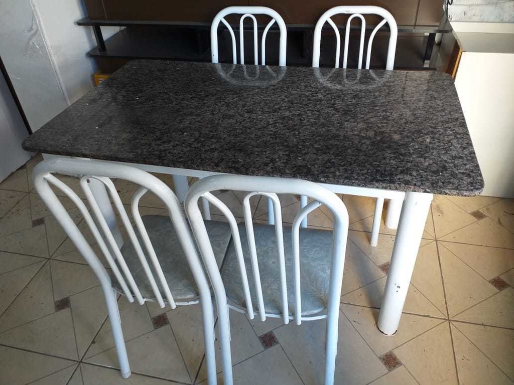 mesa de cozinha de marmore com 4 cadeiras seminova / usada